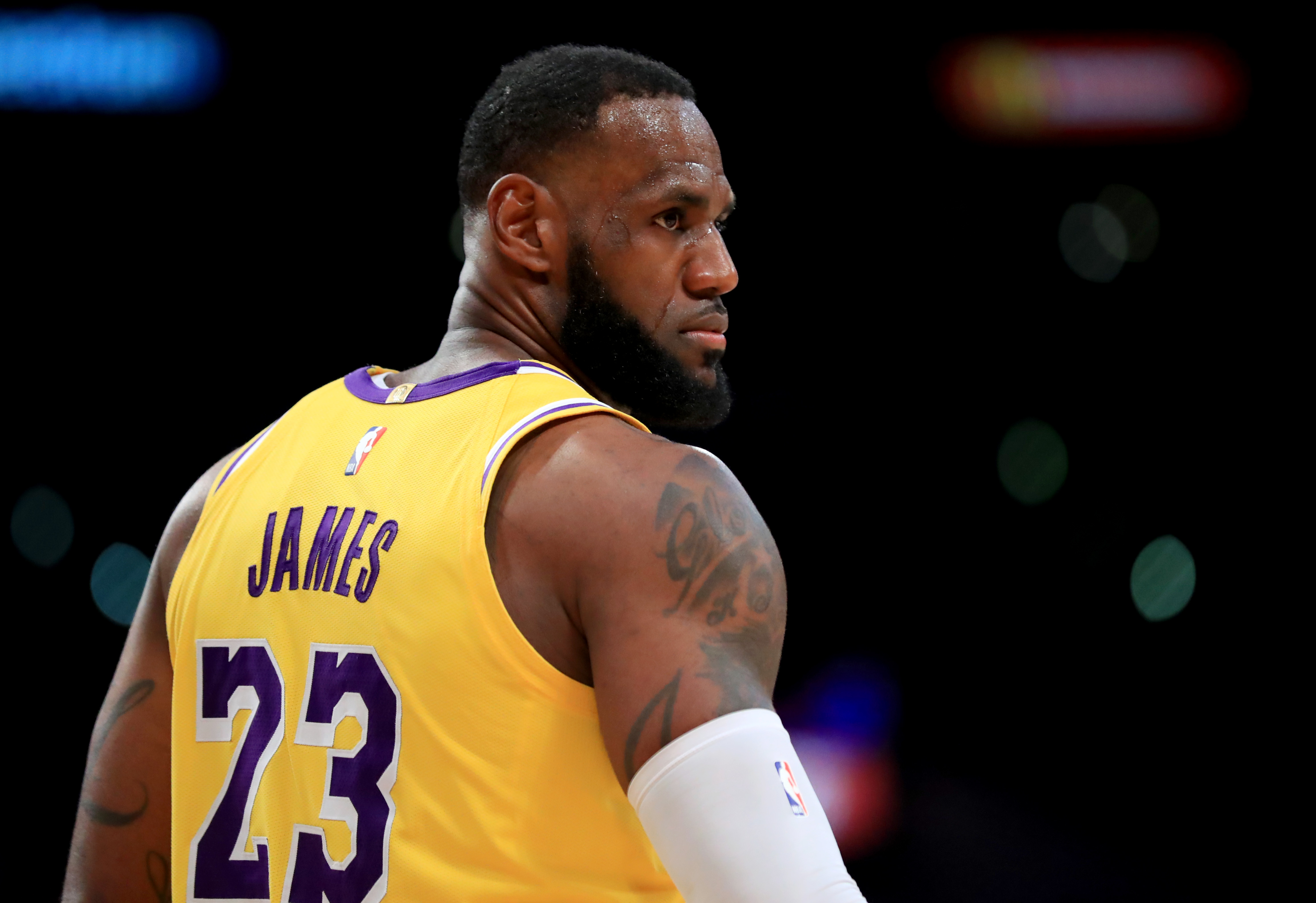 赵睿首秀半场3中3贡献8分2助，周琦3中3拿6分3帽（赵睿迎首秀半场3投全中砍8分2助攻，周琦同样3投全中收6分3次封盖）