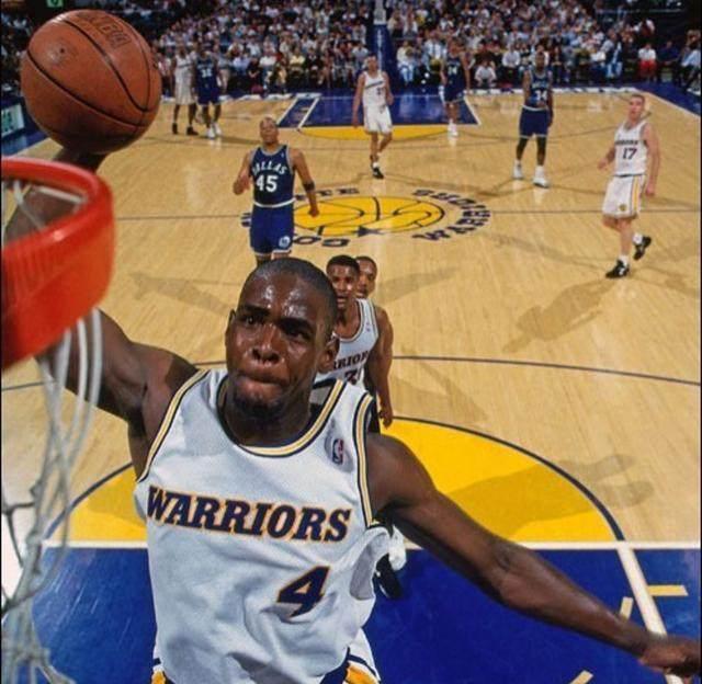 马卡：皇马中场控制力下降，球队传球路线被迫向边路转移（马卡：皇马中场掌控力下滑，出球更多被迫转向两翼）