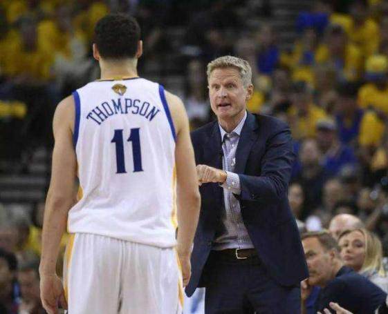 国足备战强度升级，全队深夜加练（国足加码备战，球队连夜加练）